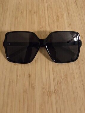 Oversized Women’s Black Sunglasses